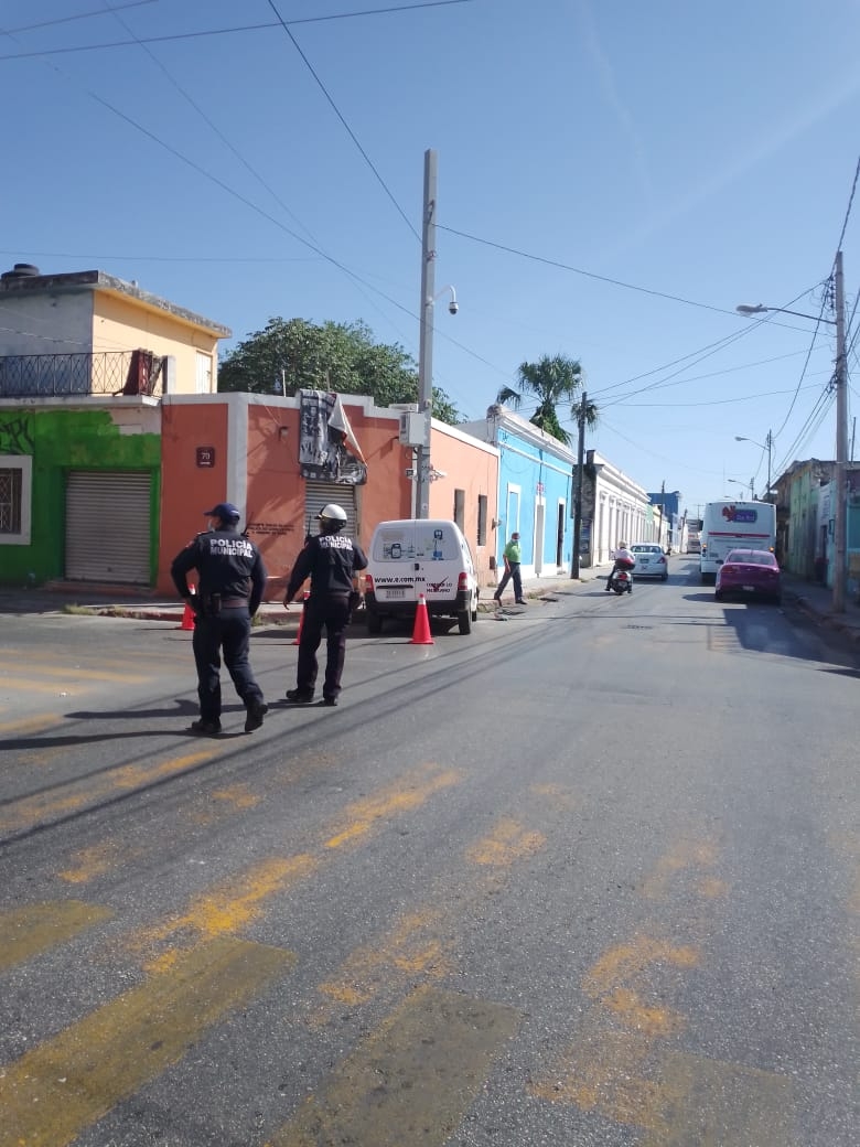 Camioneta choca contra un camión de pasajeros en el Centro de Mérida