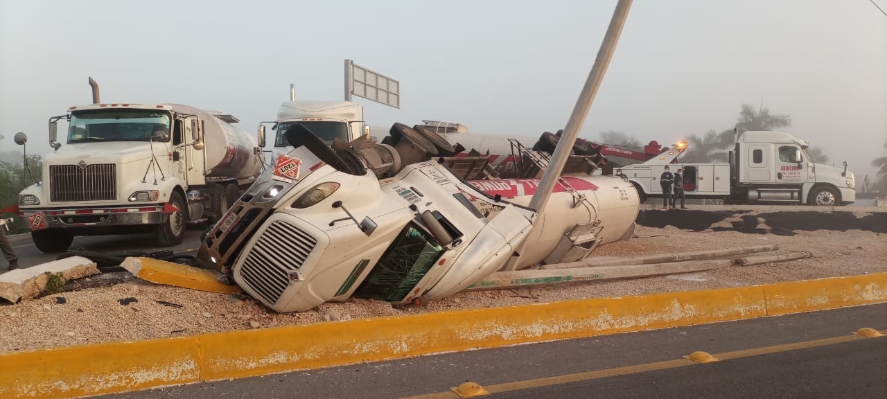 Chofer de pipa con combustible vuelca sobre la carretera Mérida-Peto