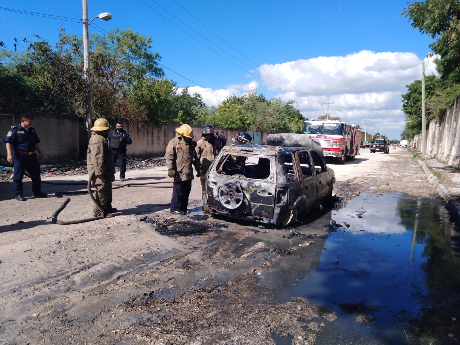 Se incendia camioneta en la colonia Cuauhtémoc en Kanasín