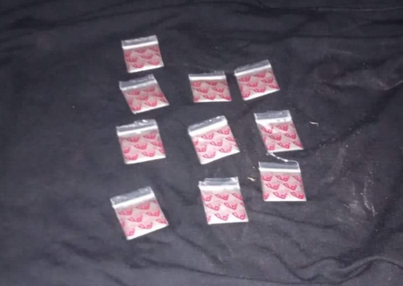 Aseguran 10 dosis de cocaína olvidada en zona turística de Playa del Carmen