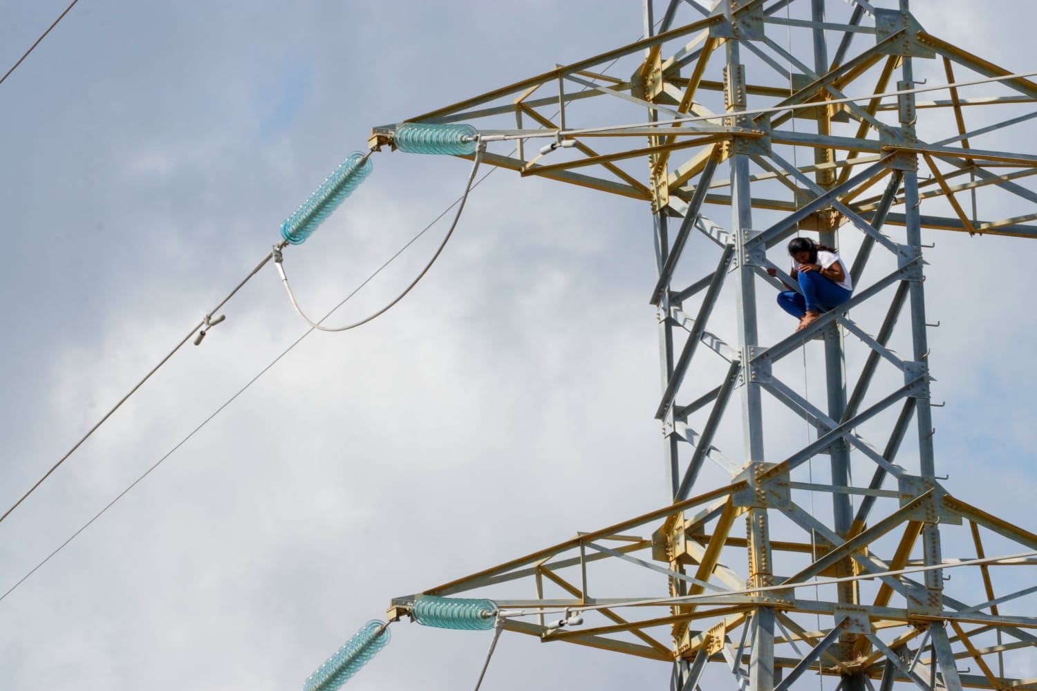 Mujer cae de torre de la CFE en Ciudad Caucel tras amenazar con suicidarse