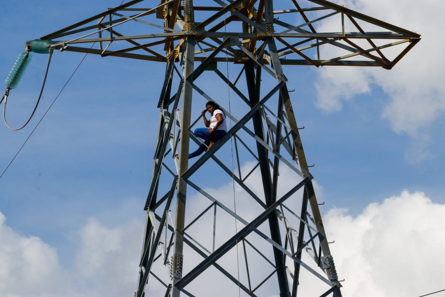 La mujer estuvo más de 6 horas arriba de la torre