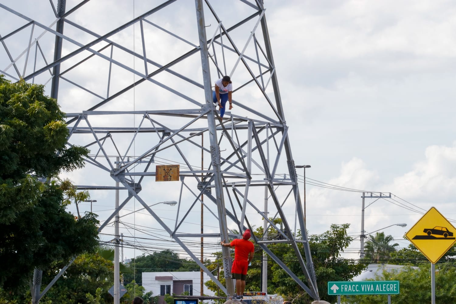 Este es el momento en que la mujer cayó de la torre en Ciudad Caucel: VIDEO