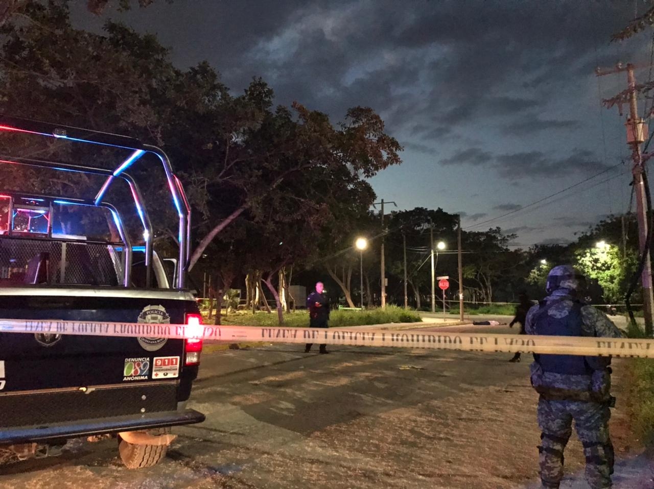 La esposa comenzó a gritar mientras que los atacantes corrieron y se subieron a una motocicleta en la cual huyeron