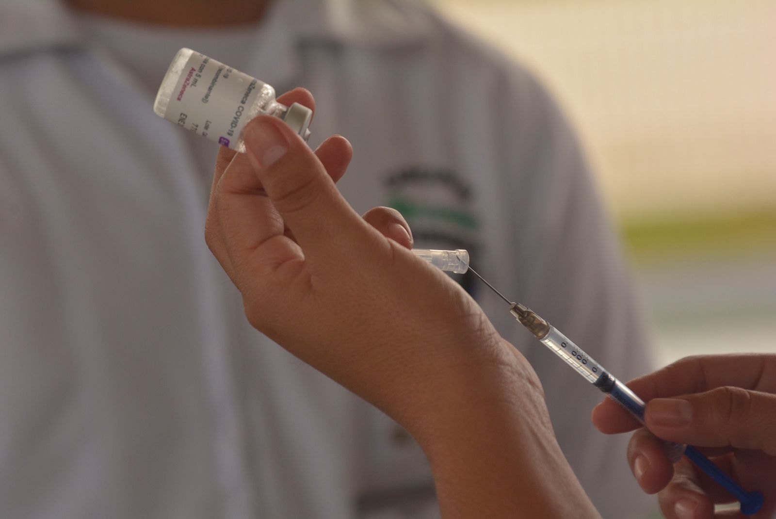 Rezagados reciben primera dosis de AstraZeneca contra el COVID-19 en Cancún