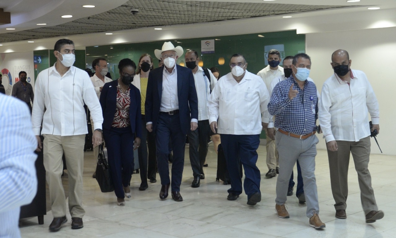 El embajador estadounidense llegando al aeropuerto de Yucatán