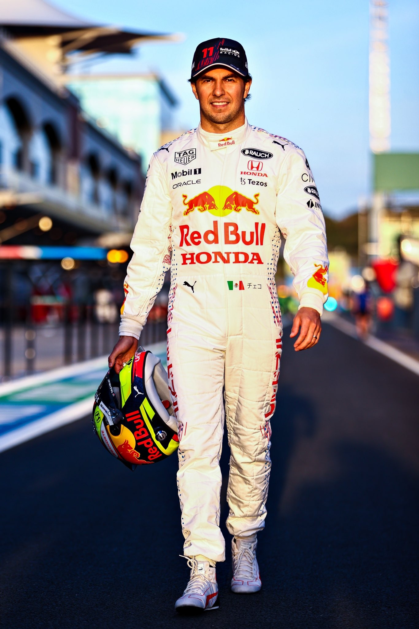 Checo Pérez revela su traje con diseño de mariachi para el GP de México