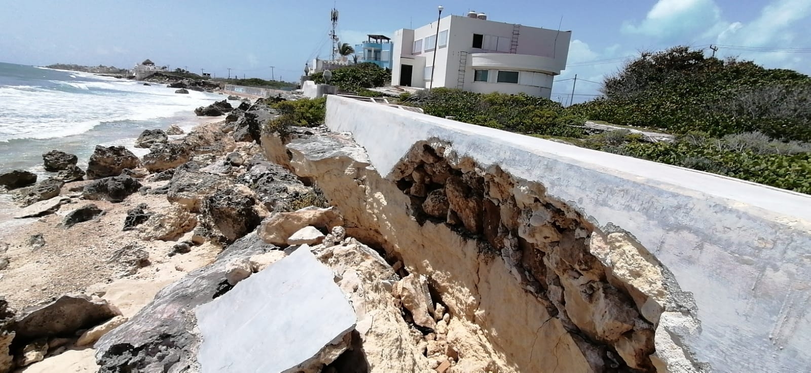 Vecinos piden al Ayuntamiento de Isla Mujeres la reparación del Malecón de Punta Sur