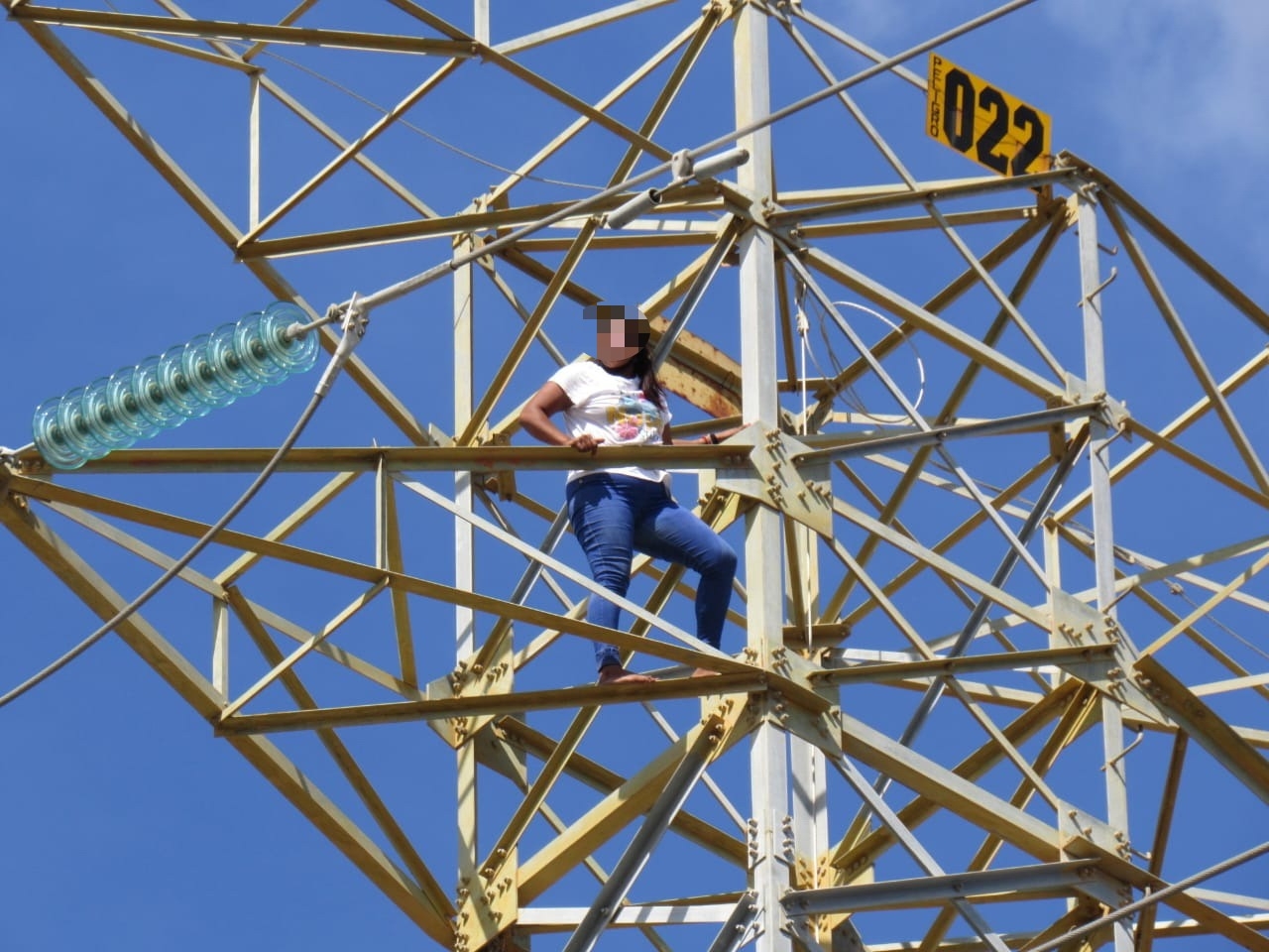 Mediante un boletín, la Policía Estatal indica que los rescatistas siguieron los protocolos de una mujer que cayó de una torre de la CFE en Ciudad Caucel