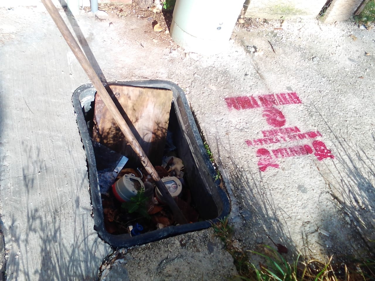 El registro de Aguakán no tiene tapa y tiene un palo para advertir a los vecinos de Villas del Sol para que no caigan