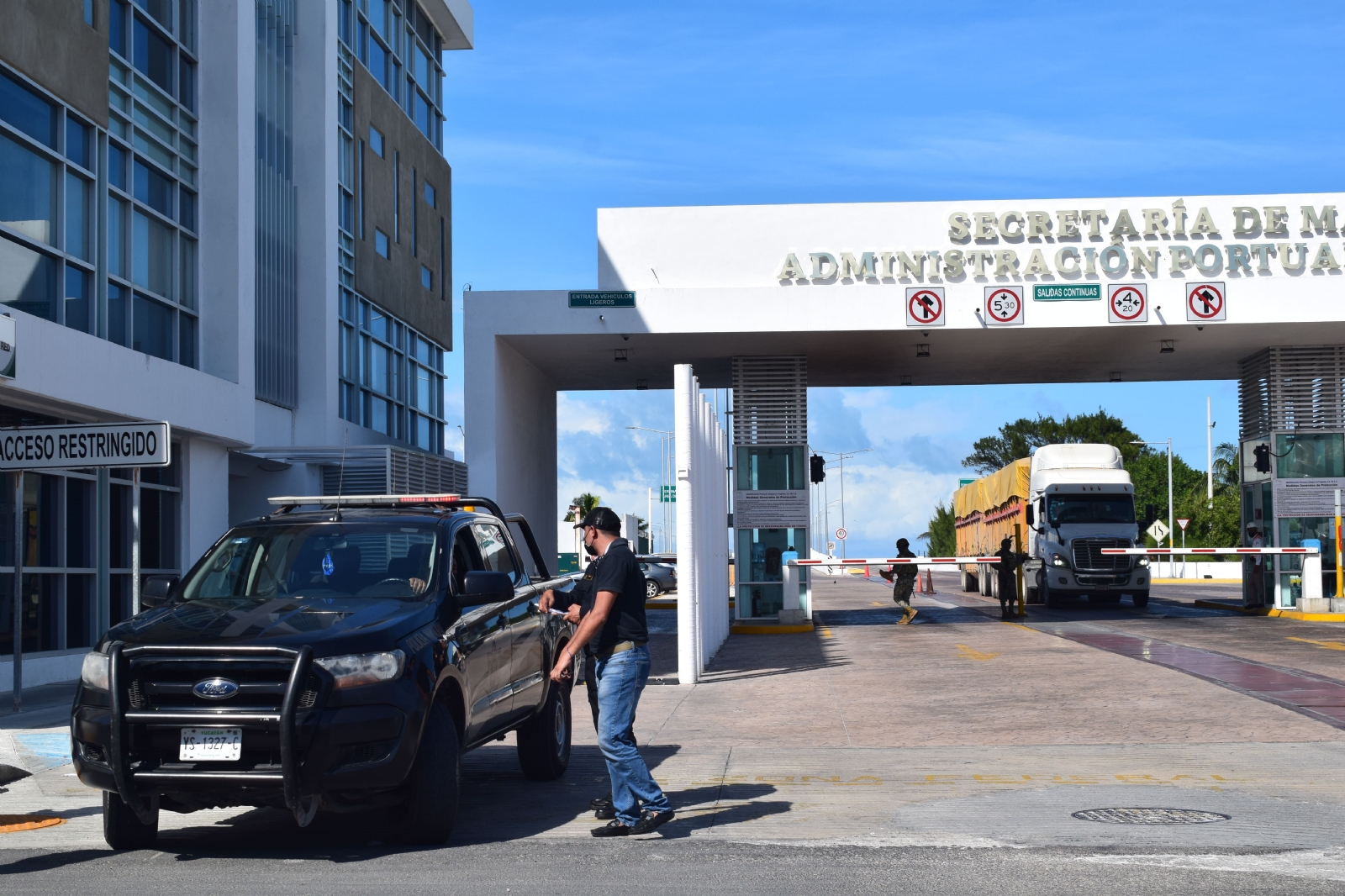 Luego de ponerlos a salvo, a las 11:00 horas, una camioneta de Migración se llevó a los viajeros rumbo a la ciudad de Mérida para iniciar su deportación