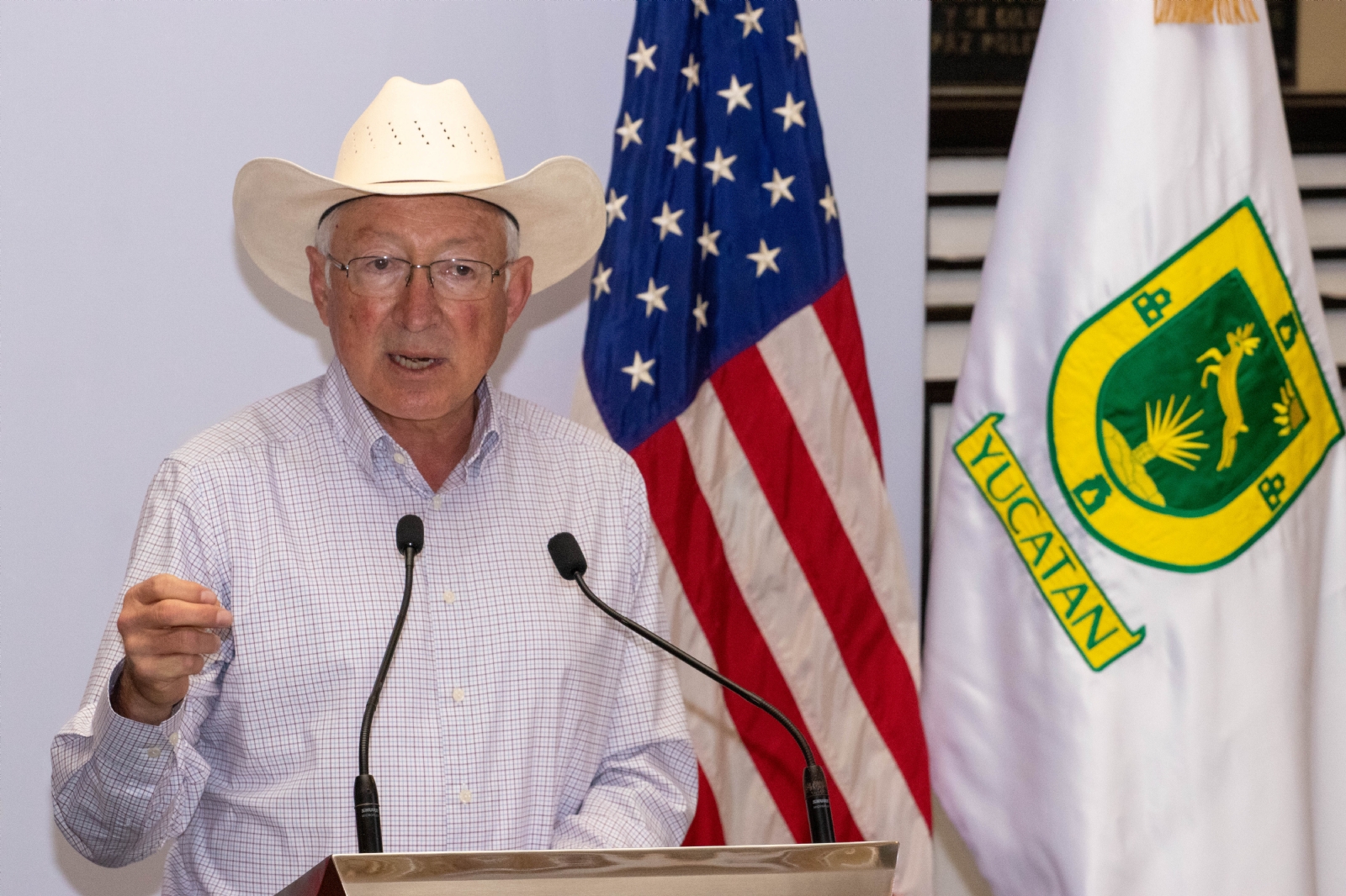 Ken Salazar, embajador de Estados Unidos en México, atestigua graduación de 30 artesanos de la Entidad