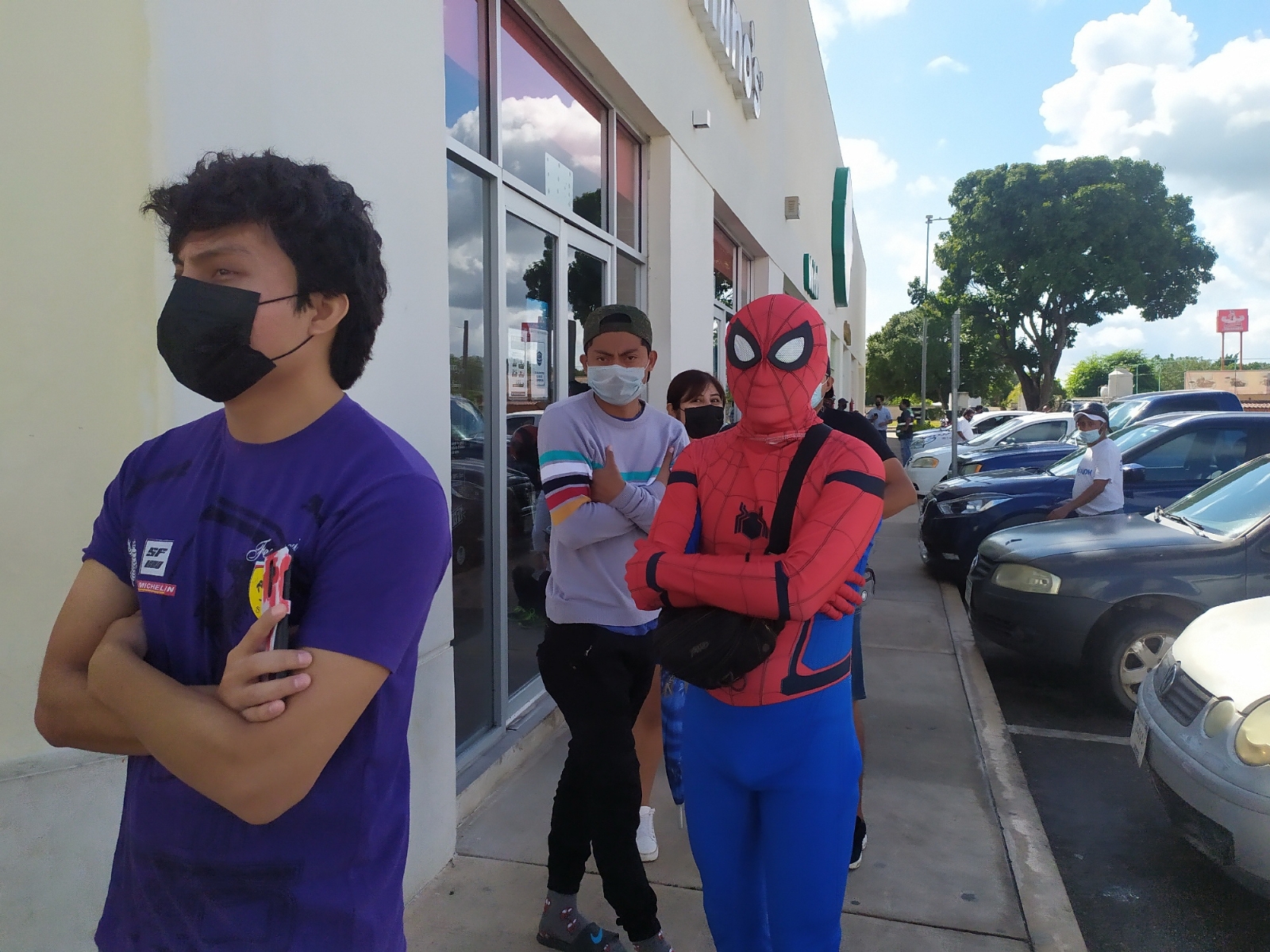 Fan se disfraza de Spider Man para comprar boleto de cine en Tizimín