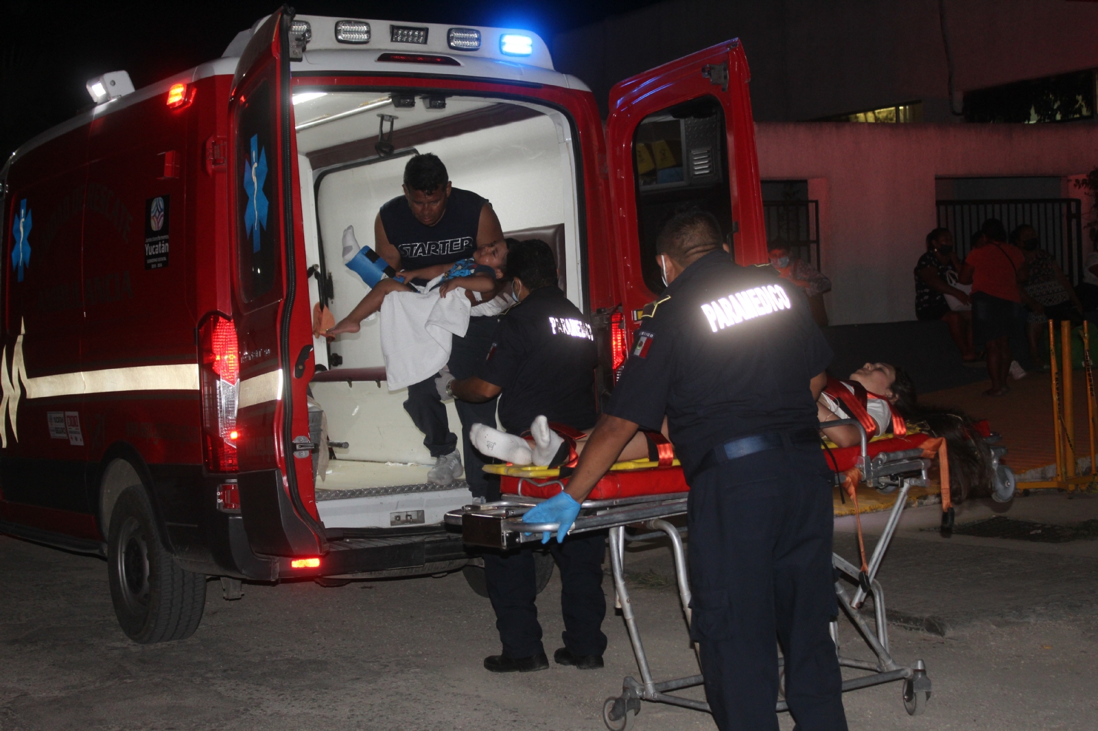 Familia vuelca sobre la carretera Valladolid-Río Lagartos; hay 6 heridos