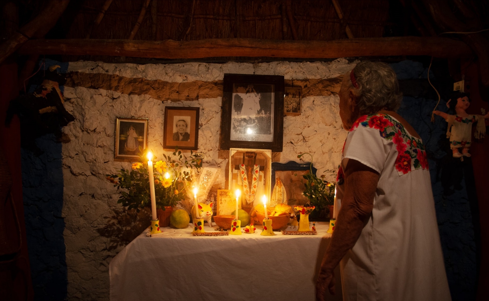 Cuando anochece el día 30 de noviembre, se coloca en el altar de la casa la ofrenda, se encienden las velas y se comienza la oración de la despedida