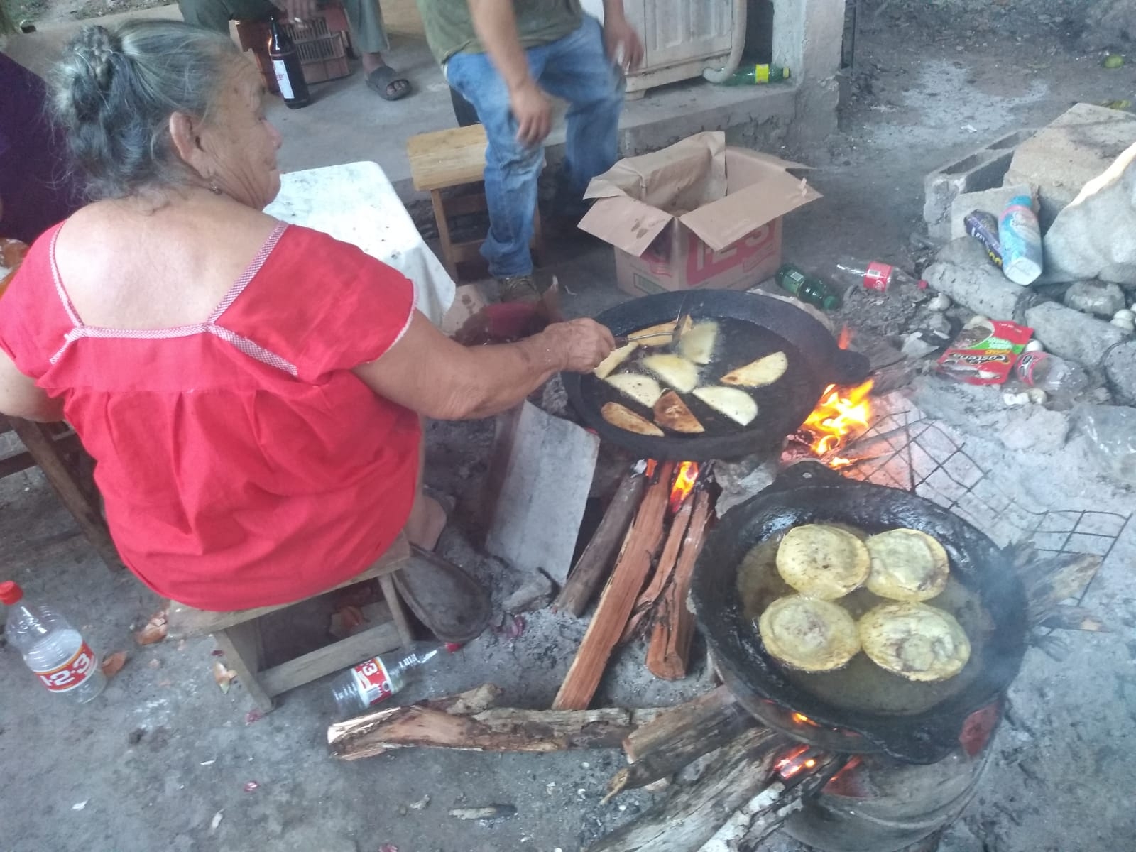 Diariamente, Doña Juventina realiza sus antojitos para salir a venderlos y ganar dinero para su sustento en Chocholá