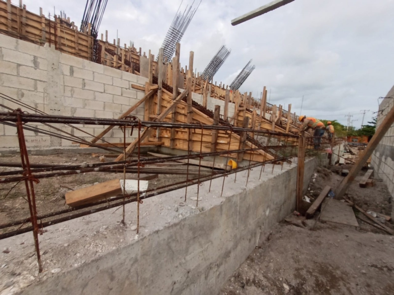 Obreros acusan a empresa de reciclar material caduco en obra federal en Ciudad del Carmen