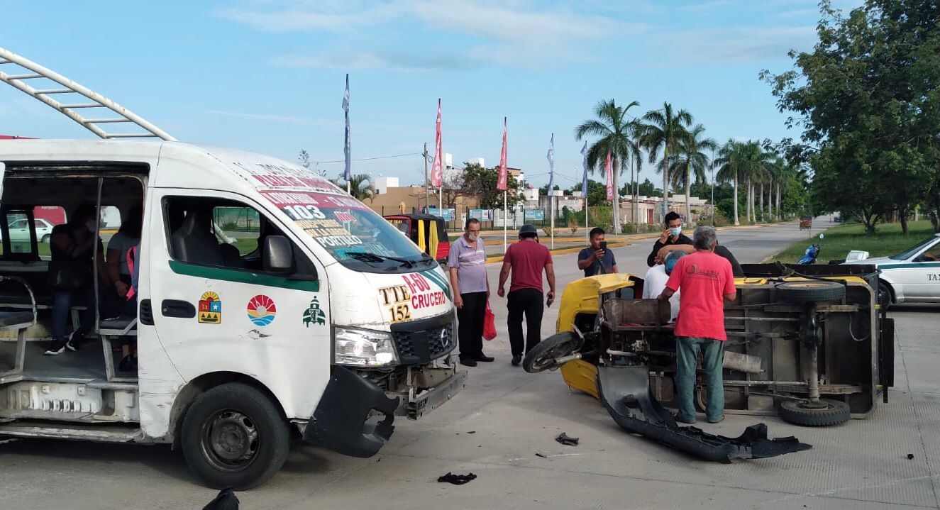 Choque entre combi y mototaxi deja dos personas lesionadas en la SM 60 de Cancún