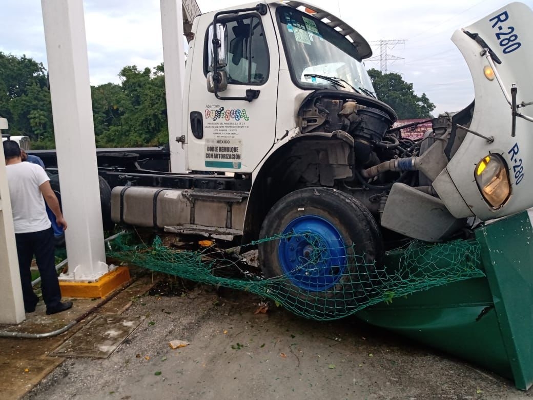 La unidad pesada terminó impactándose con el letrero de una gasolinera, y atropellando a un ciclista