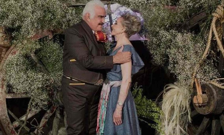 La esposa de Vicente Fernández se mostró contenta y con un semblante recuperado tras la crisis de salud del intérprete de "La ley del monte"