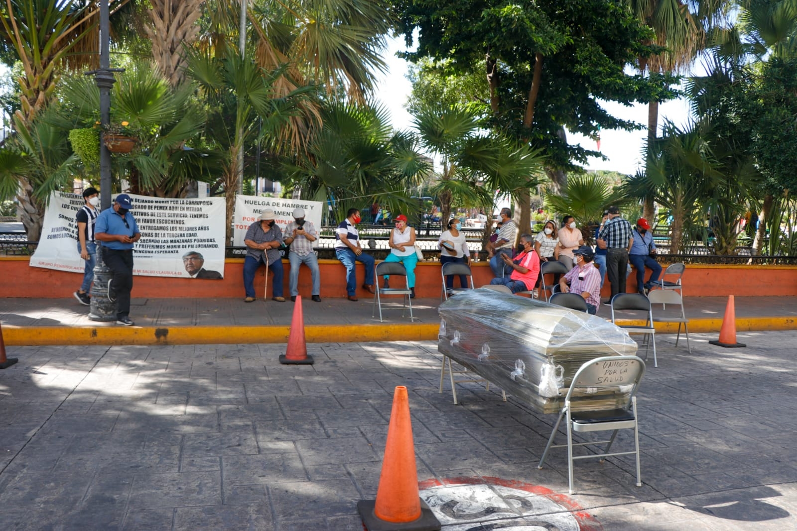 Con ataúd, pensionados petroleros protestan contra Pemex desde Mérida