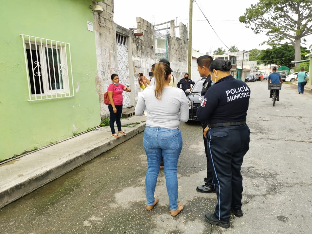 Vecinos del lugar pidieron ayuda a las autoridades para ayudar a la joven mujer