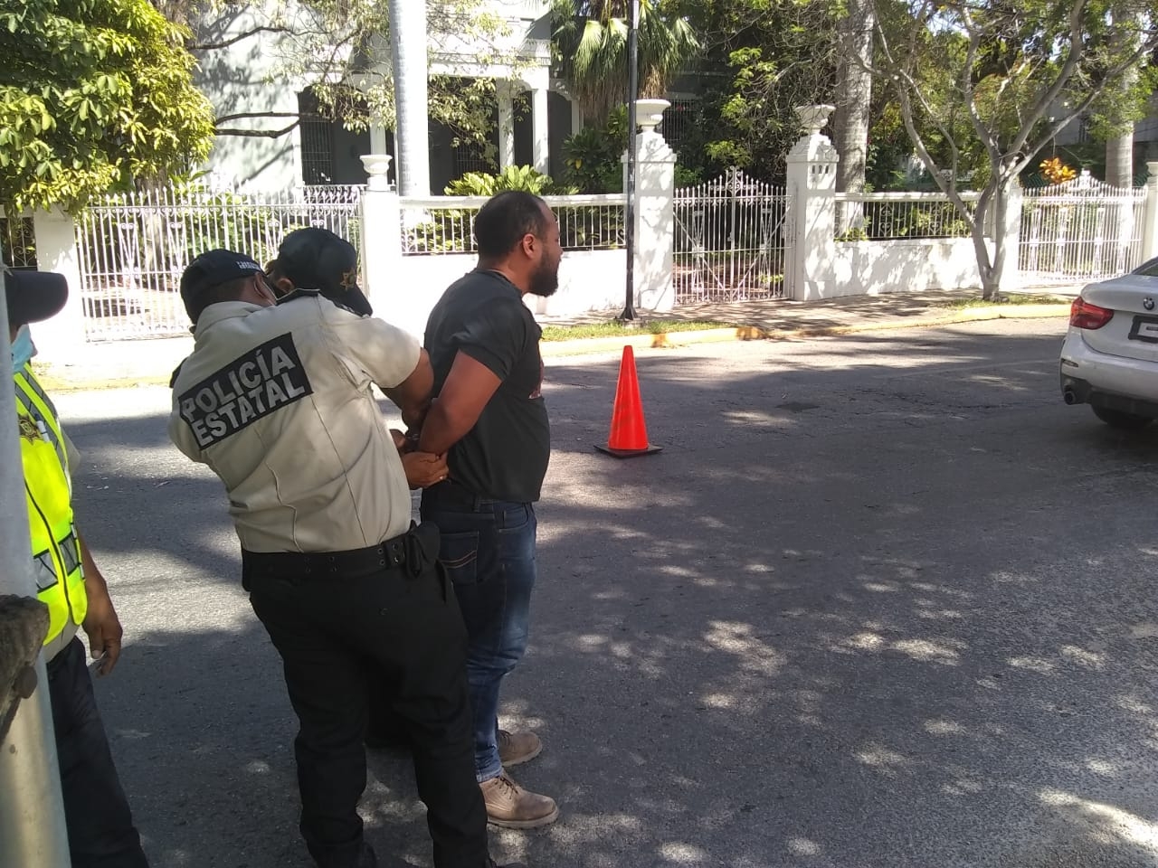 Elementos de la policía estatal detuvieron al golpeador y fue llevado a los separos