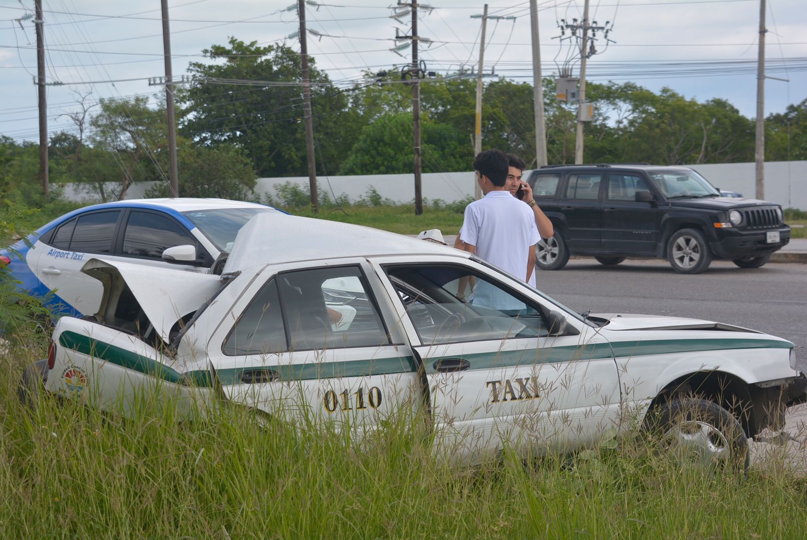 Taxista termina con herida en la cabeza tras chocar con una van rumbo a Cancún