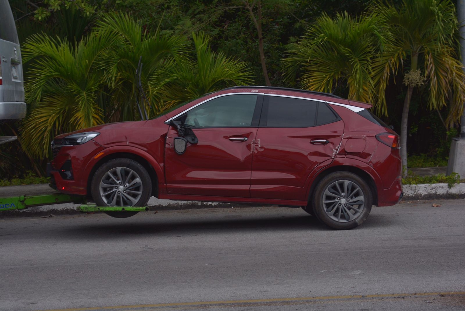 Mujer resulta lesionada tras chocar con camioneta abandonada en Supermanzana 4 de Cancún