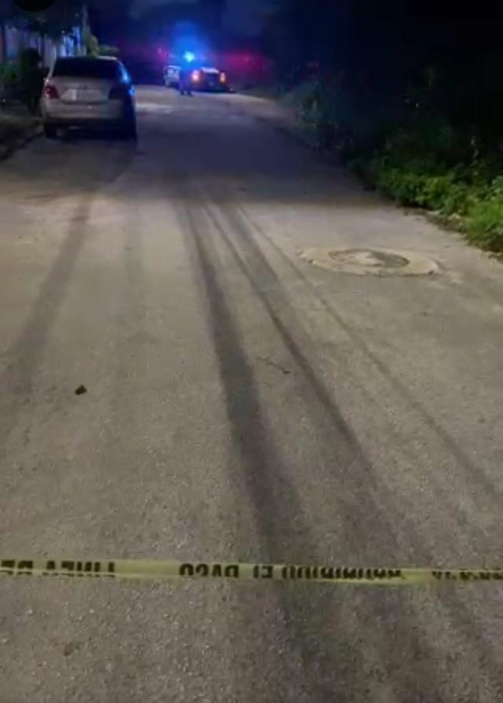 Hallan cuerpo maniatado en un área verde de la Región 225 de Cancún