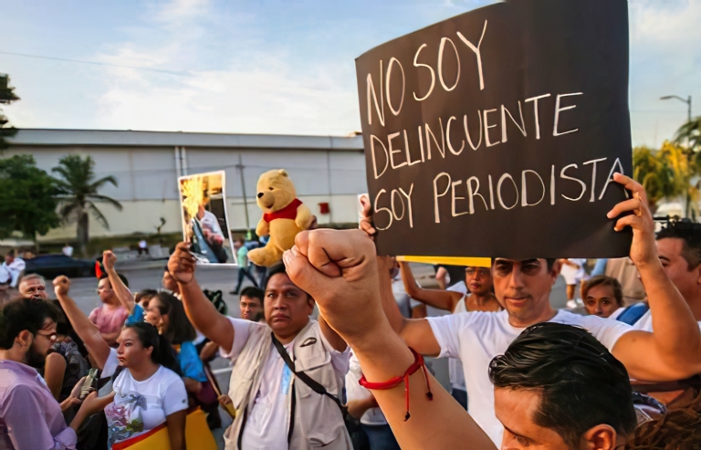 Periodistas y comunicadores han marchado en Cancún para exigir un alto a las agresiones en su contra en Quintana Roo