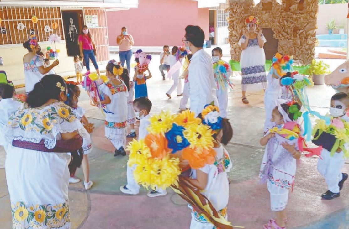 Maestros de preescolar buscan preservar e inculcar tradiciones mayas en Lázaro Cárdenas