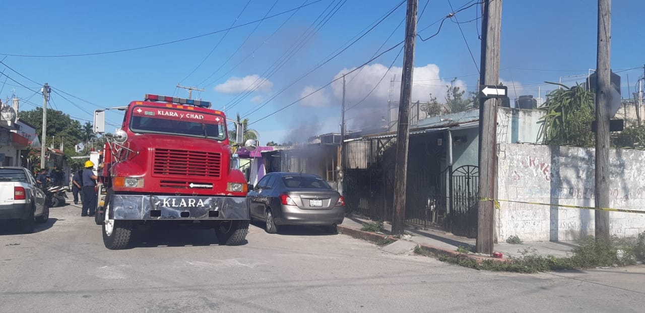 El hombre fue trasladado al Hospital General para su atención médica, mientras los bomberos controlaban el siniestro