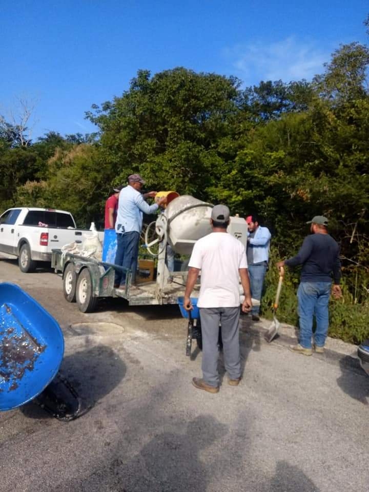 Pobladores reparan carretera de acceso a la comunidad 'El Gallito' en Bacalar