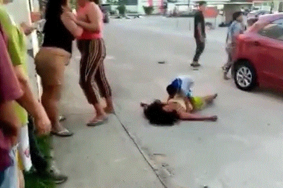 Graban pelea callejera de mujeres en Cancún y la difunden en redes