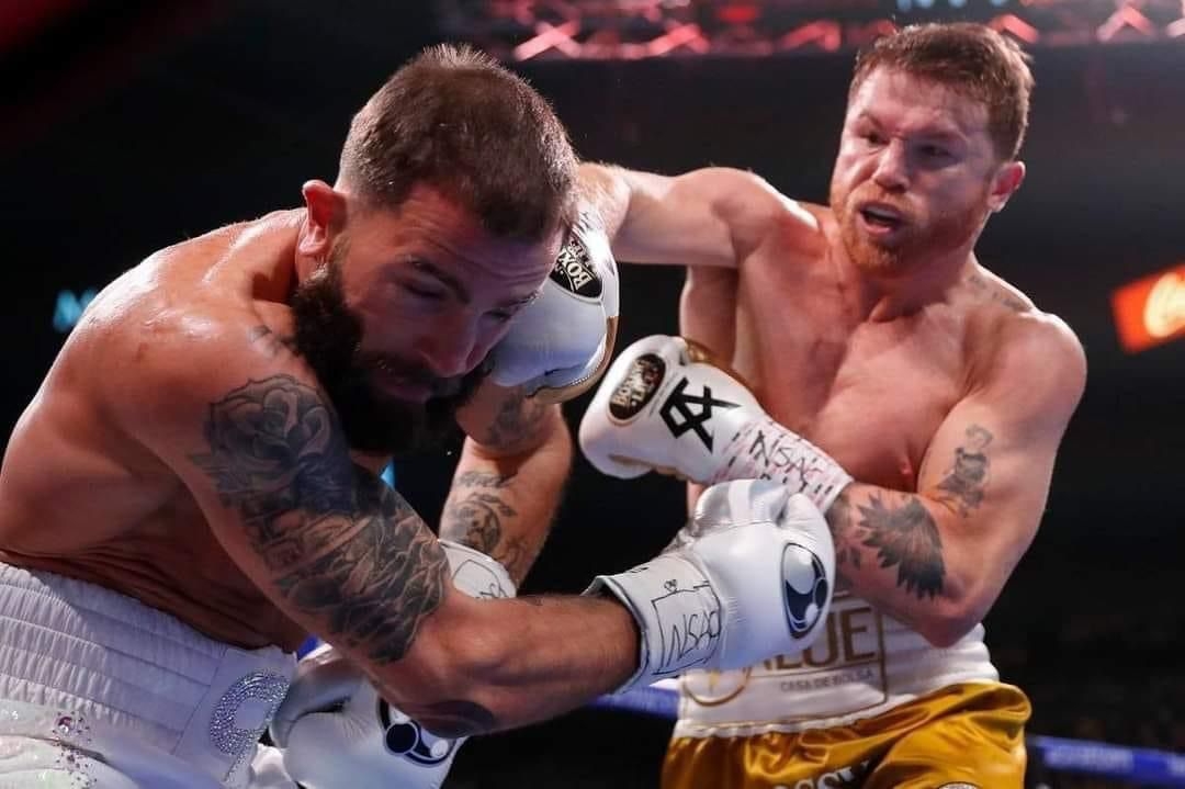 Canelo Álvarez noquea a Caleb Plant y hace historia en la división peso Supermediano