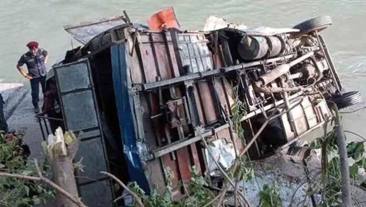 Al menos 12 personas murieron y otras más resultaron heridas luego de que un autobús se saliera de una carretera de montaña en el oeste de Nepal y se precipitara un río