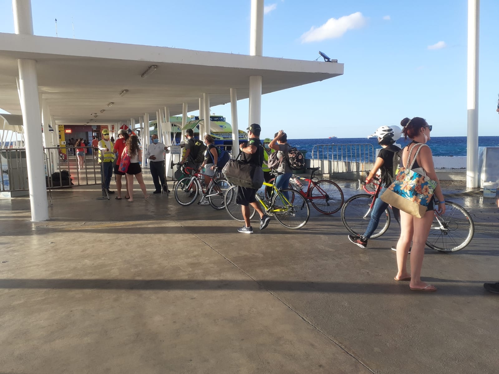 Navieras incluyen corridas extra por competencia internacional de ciclismo en Cozumel