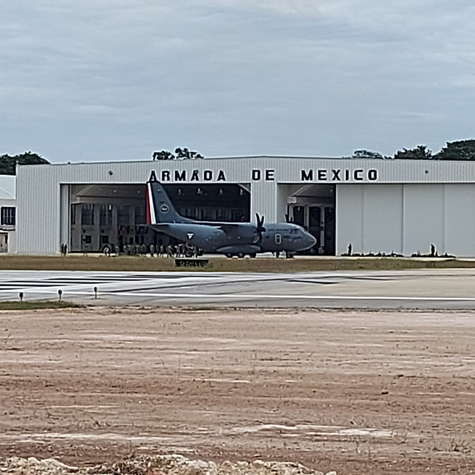 Los elementos llegaron en la aeronave C27- Spartan, misma que aterrizó alrededor de las 16:00 horas local