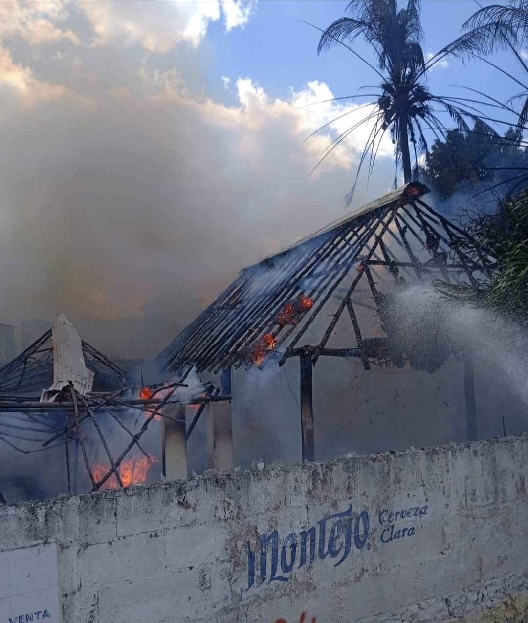 Niños queman una palapa con 'bombitas' y huyen del lugar en Ucí, Motul