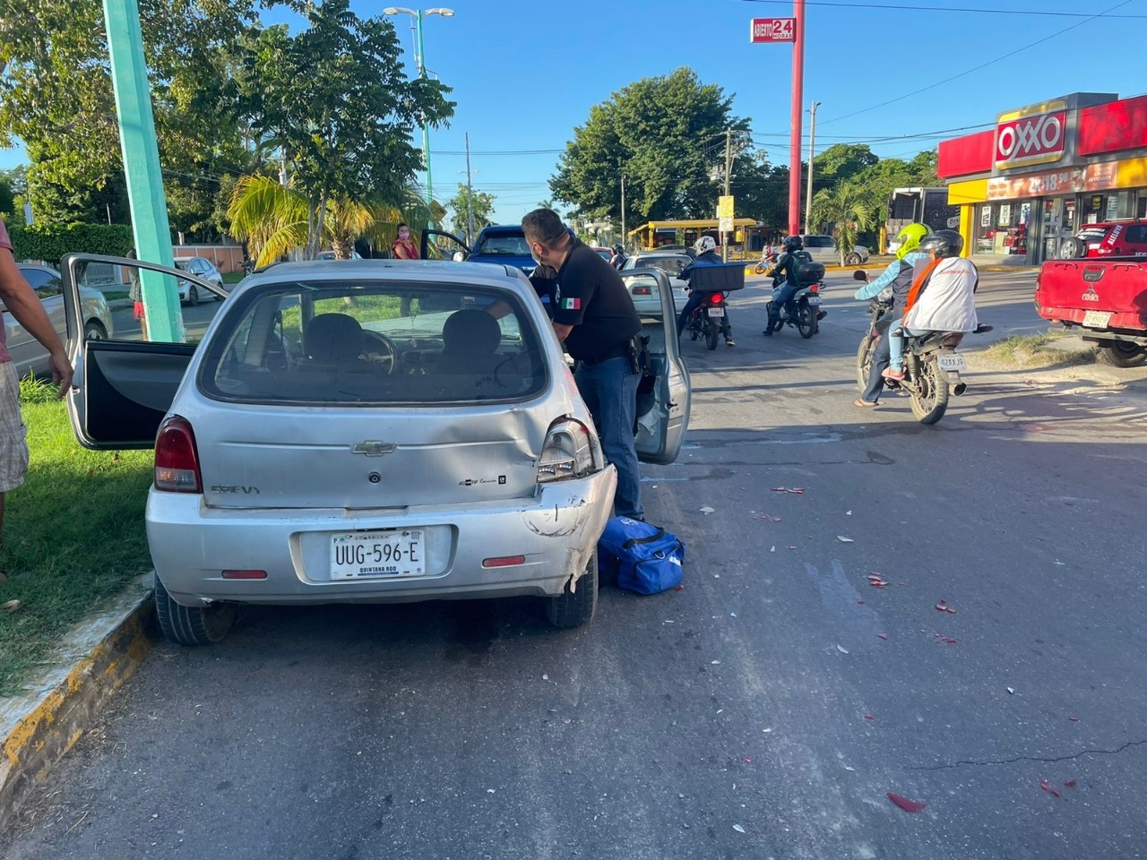 En el interior del automóvil compacto, quedó atrapada una menor de edad, quien resultó lesionada