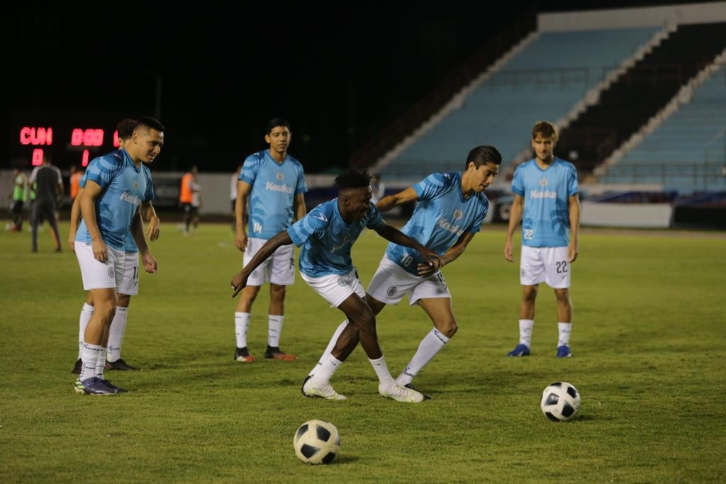 El encuentro se lleva a cabo en la casa de la Ola Futbolera, el estadio Andrés Quintana Roo