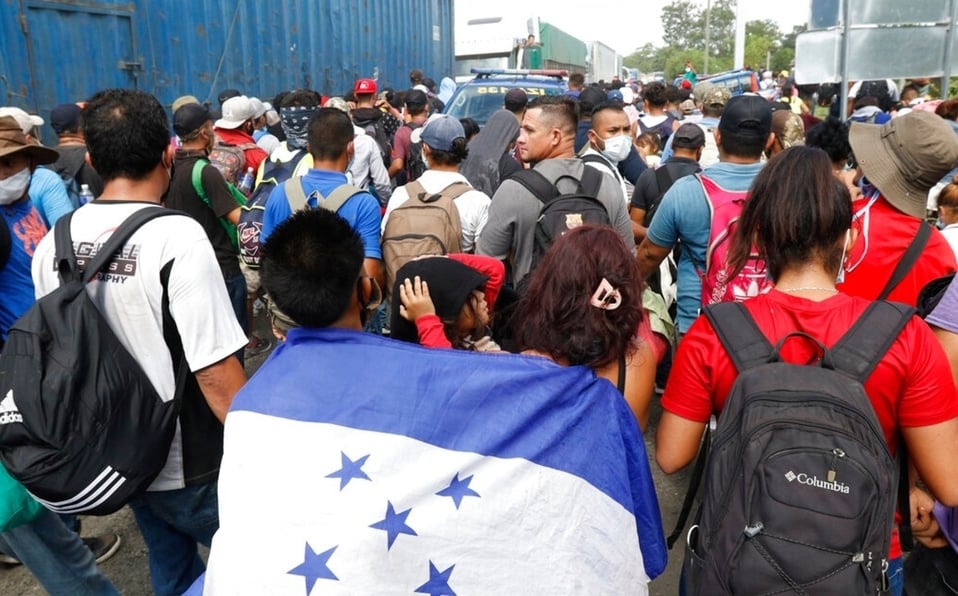 Embajador de EU en México acusa líder de caravana migrante de trabajar para traficantes