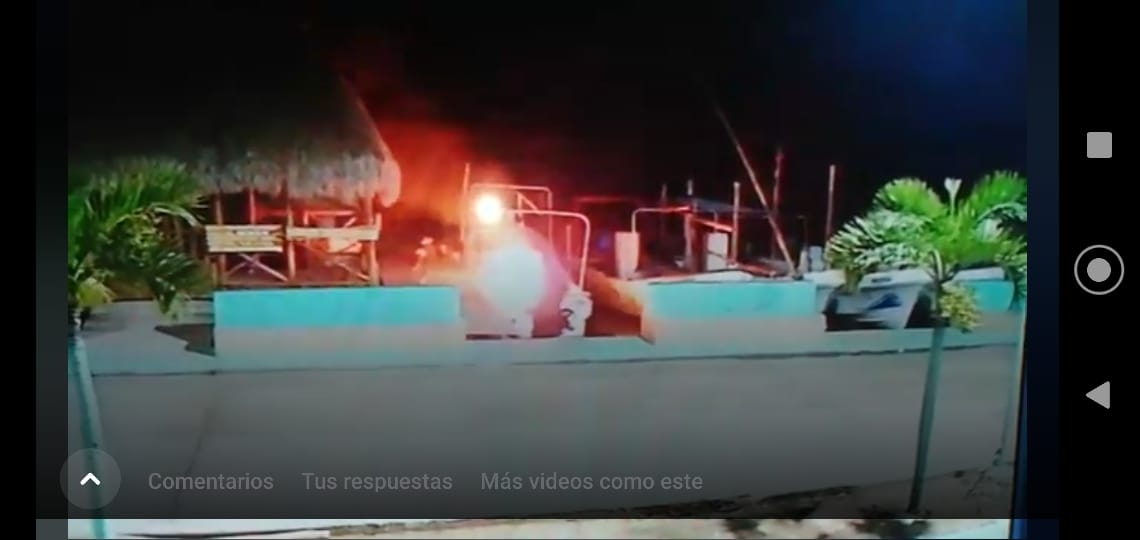 Queman lancha en el puerto de abrigo de Río Lagartos, Yucatán