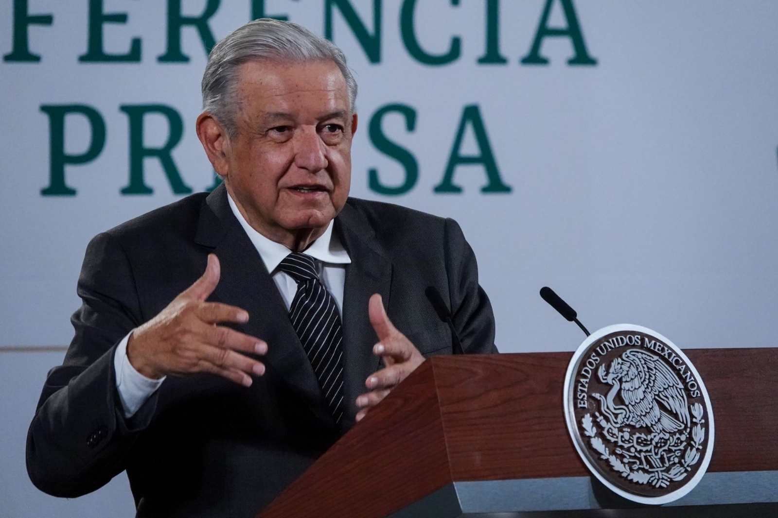 El presidente Andrés Manuel López Obrador (AMLO) pidió a su equipo del gabinete atender el accidente donde un tráiler se volcó en Chiapas y dejó, al menos, 49 migrantes muertos