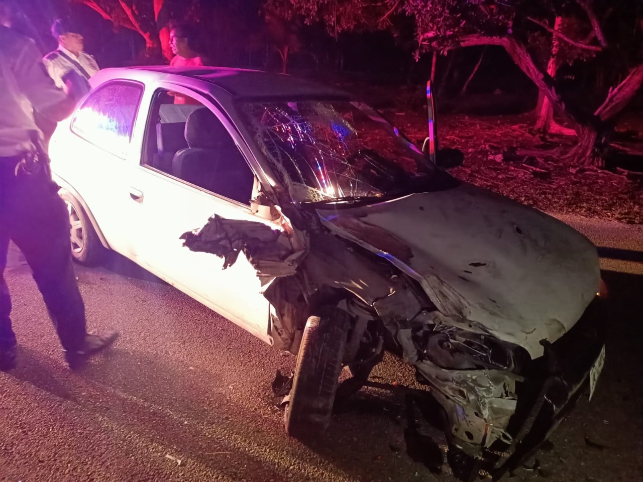 El conductor del vehículo particular terminó lesionado tras ser chocado por un tráiler, cuyo chofer escapó