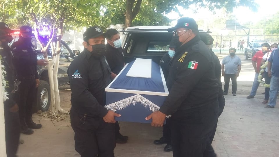 Uniformados de la corporación policiaca acompañaron el cortejo del exagente fallecido