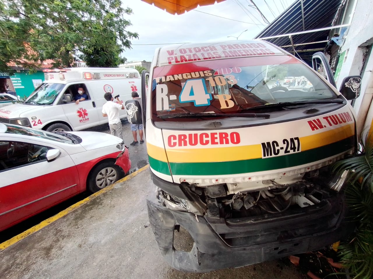 Taxi choca contra combi en la SM 101 de Cancún, hay tres personas lesionadas