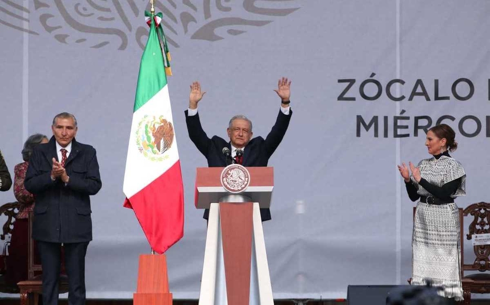 AMLO anuncia aumento de becas para estudiantes de bajos recursos: "No tiene antecedentes"