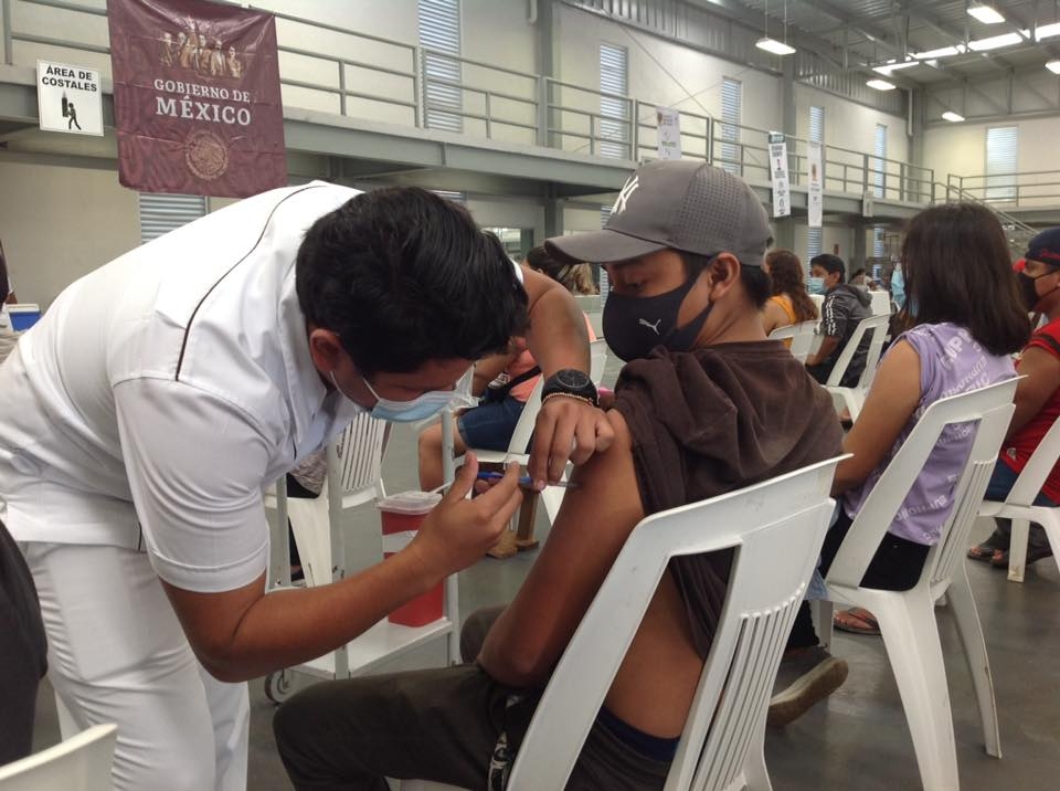 Los quinceañeros acudieron a inocularse contra el coronavirus en el poliforum